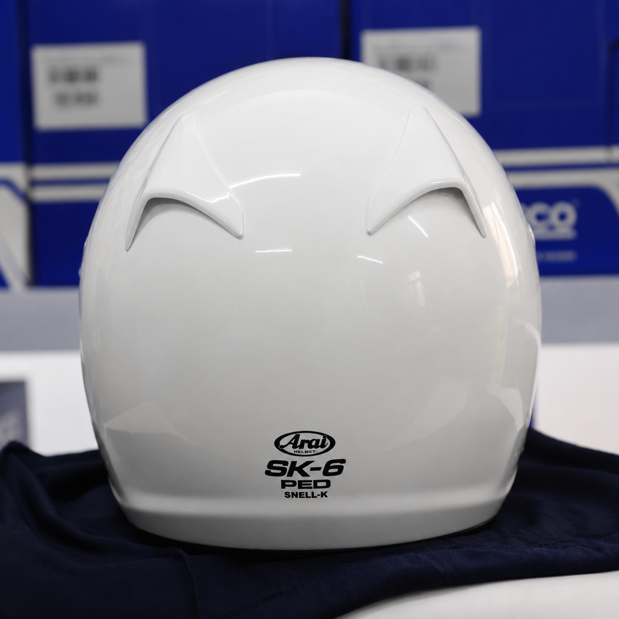Capacete ARAI SK-6 PED — vista traseira